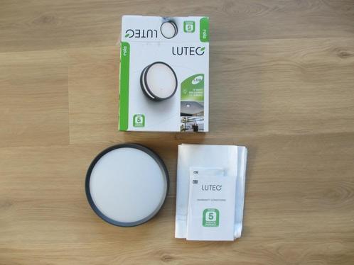 Lutec Rola buitenlamp in nieuwstaat in doos., Tuin en Terras, Buitenverlichting, Zo goed als nieuw, Plafondlamp, Kunststof, Minder dan 50 watt