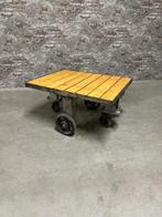 Industriële vintage salontafel op wielen nr1040, Antiek en Kunst, Antiek | Meubels | Tafels, Ophalen of Verzenden