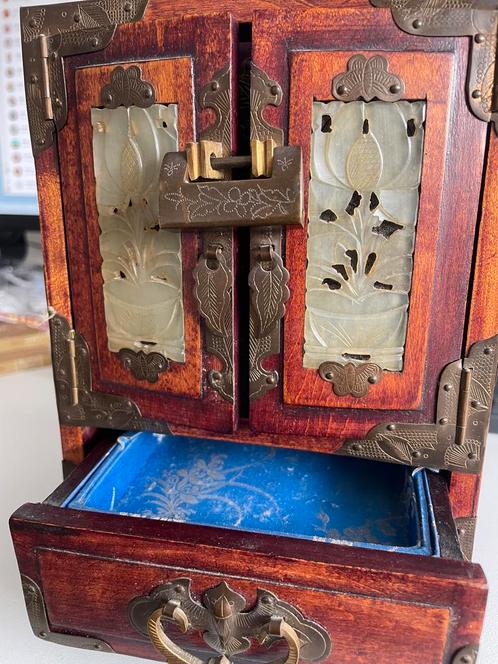 Antieke Chinese Sieradendoos met Jade Inzetstukken en Messin, Antiek en Kunst, Antiek | Woonaccessoires, Ophalen