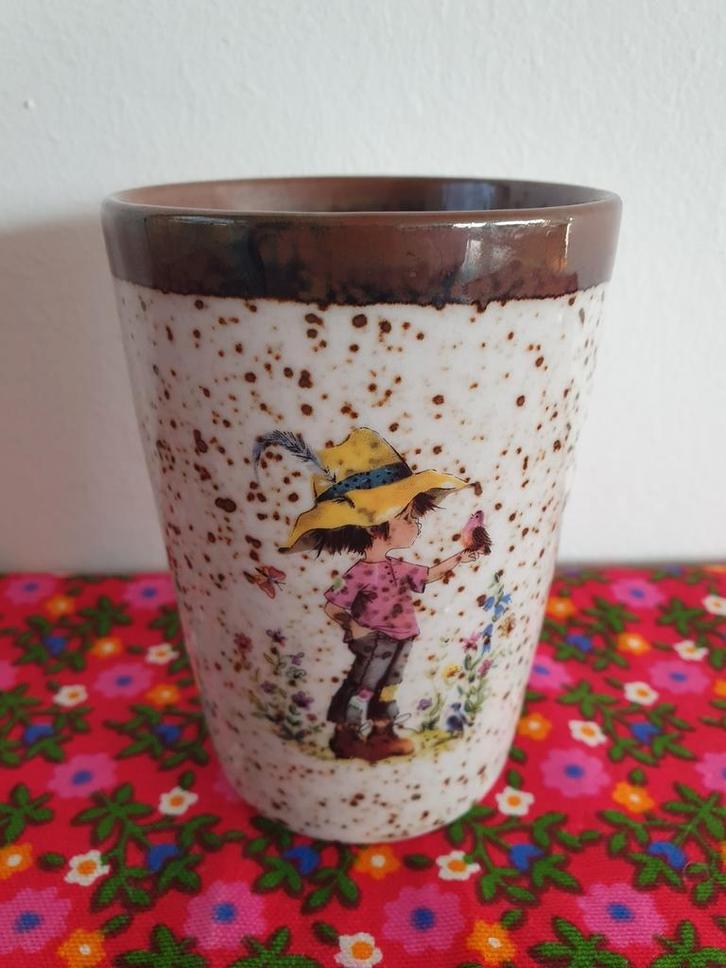 Vintage beker mok bloempotje aardewerk Holly Hobbie stijl, Huis en Inrichting, Keuken | Servies, Zo goed als nieuw, Kop(pen) en/of Schotel(s)