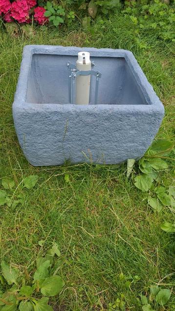 Grote parasolvoet met plantenbak. 53 x 54 x 35 beschikbaar voor biedingen