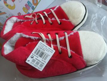 Leuke rode pantoffels in sneaker stijl  beschikbaar voor biedingen
