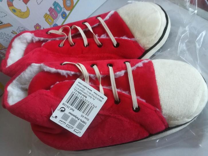 Leuke rode pantoffels in sneaker stijl, Diversen, Sinterklaas, Nieuw, Ophalen of Verzenden