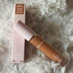 KYLIE JENNER power plush consealer....nieuw, Ophalen of Verzenden, Nieuw, Handen en Nagels