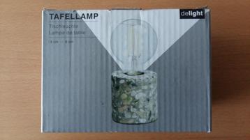 Mooie nieuwe tafellamp van grijs beton met terrazzopatroon beschikbaar voor biedingen