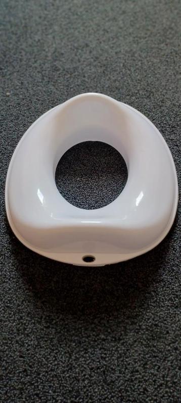Witte wc verkleiner beschikbaar voor biedingen