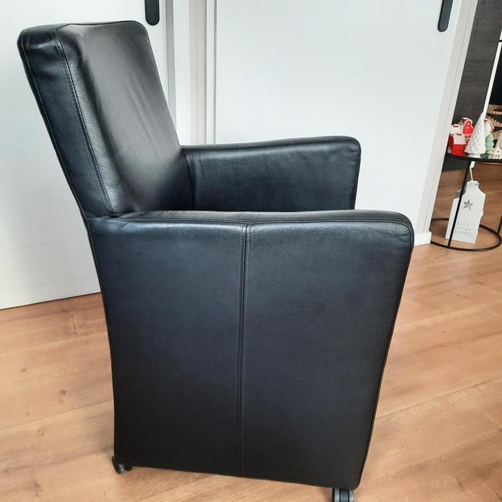 4 Zwarte leren eethoekstoelen op wieltjes, Huis en Inrichting, Fauteuils, 50 tot 75 cm, 75 tot 100 cm, Ophalen