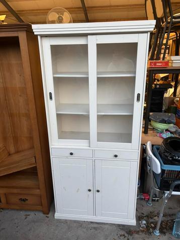 Mooie witte houten vitrinekast beschikbaar voor biedingen