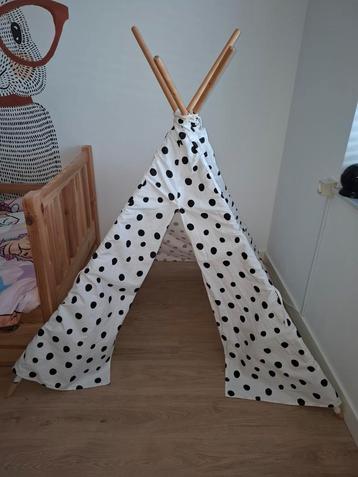 Tipi tent met stippen beschikbaar voor biedingen