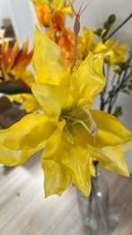 Vaas met kunstbloemen geel oranje, Binnen, Ophalen of Verzenden, Zo goed als nieuw, Nvt
