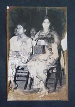Nederl.-Indie 1950 Foto van twee dames kort na de overdracht, Gebruikt, Foto, Klederdracht, Ophalen of Verzenden