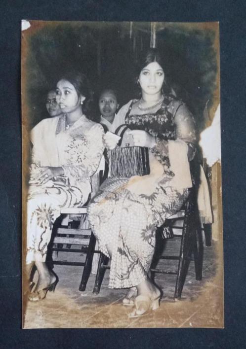 Nederl.-Indie 1950 Foto van twee dames kort na de overdracht, Verzamelen, Foto's en Prenten, Gebruikt, Foto, Klederdracht, 1940 tot 1960