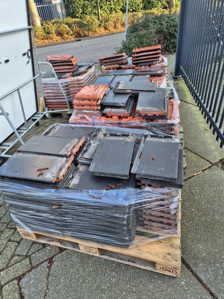 Mooie Zwarte vlakke dakpannen, Doe-het-zelf en Verbouw, Dakpannen en Dakbedekking, Zo goed als nieuw, Dakpannen, Steen of Klei