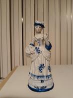 Porseleinen Beeldje Dame met Mand, Ophalen of Verzenden