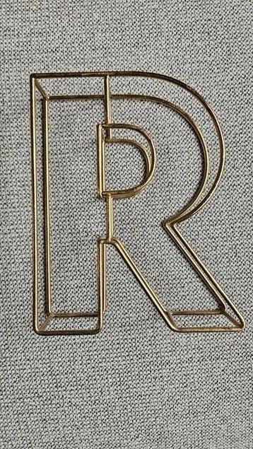 Vintage letter R  beschikbaar voor biedingen