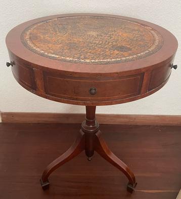 Ronde antieke bijzettafel / wijntafel met 2 lades beschikbaar voor biedingen