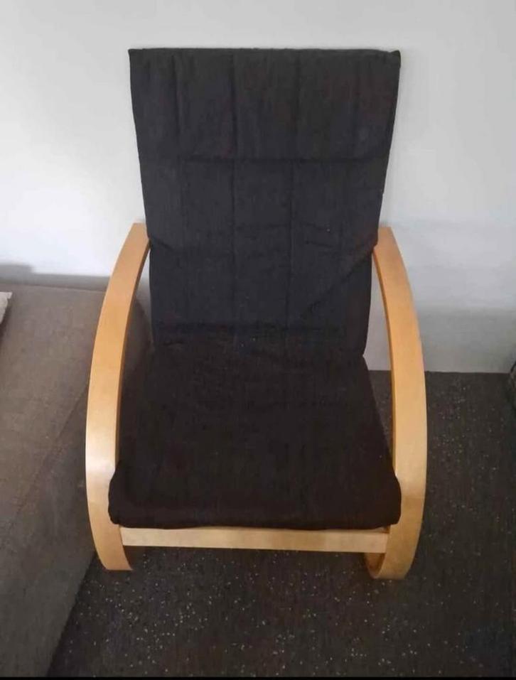 IKEA POÄNG Schommelstoel (Rocking Chair) met Zwart Kussen, Huis en Inrichting, Fauteuils, Gebruikt, Hout, 75 tot 100 cm, Ophalen