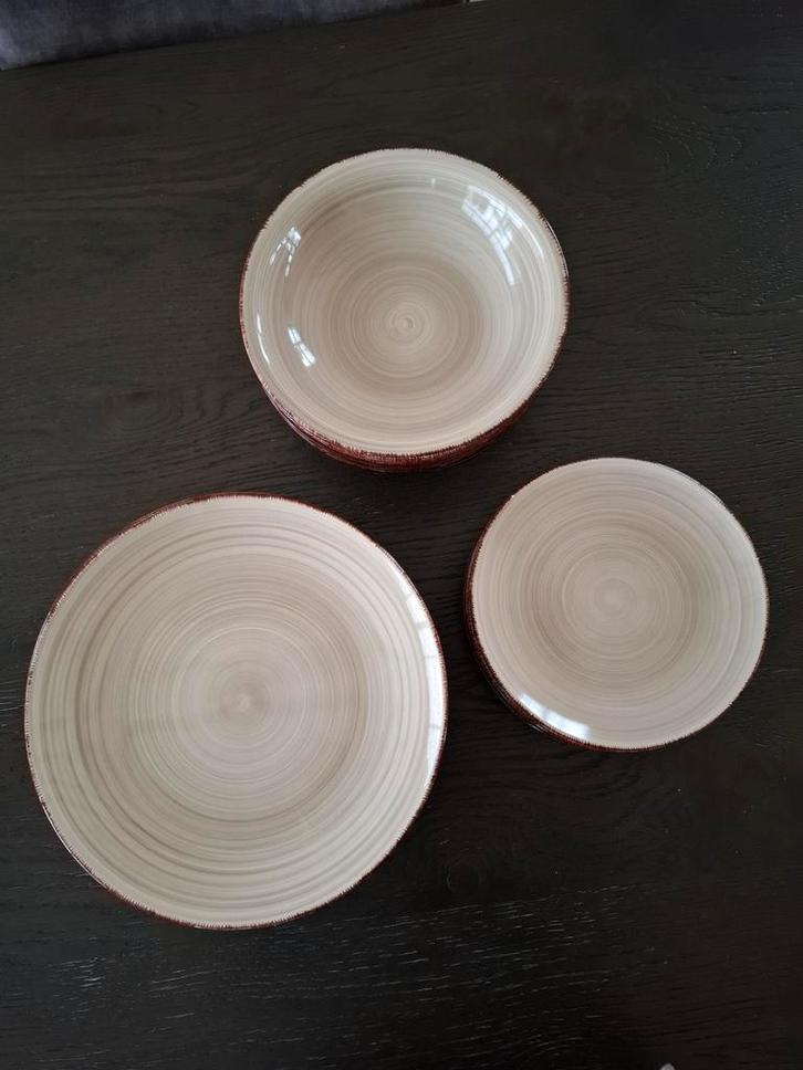 Serviesset (17 delig) Tavola, Huis en Inrichting, Keuken | Servies, Gebruikt, Bord(en), Overige stijlen, Aardewerk, Ophalen