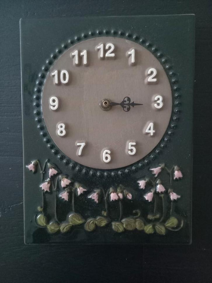 Zweedse Jie Gantofta tegel Linnea met klok. Voor hobbyist., Antiek en Kunst, Curiosa en Brocante, Ophalen of Verzenden