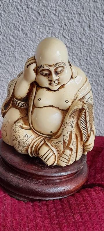 oude antieke rustende Buddha van polystone 13 cm op voet beschikbaar voor biedingen