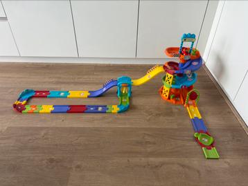 Toet toet parkeertoren incl 1 auto beschikbaar voor biedingen