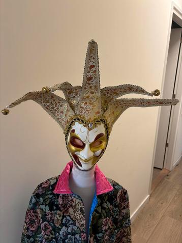 Venetiaanse Jester masker goud-wit met rood accenten,bellen beschikbaar voor biedingen