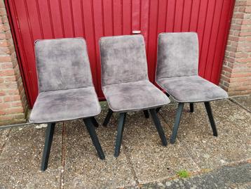 Te koop 3 mooie antraciet grijze stoelen zgan beschikbaar voor biedingen
