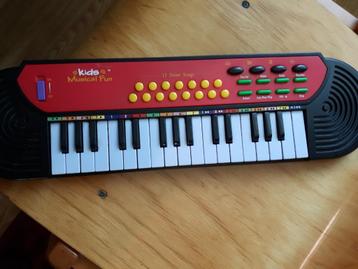 kinder keyboard met 15 demosongs en div. instrumenten beschikbaar voor biedingen