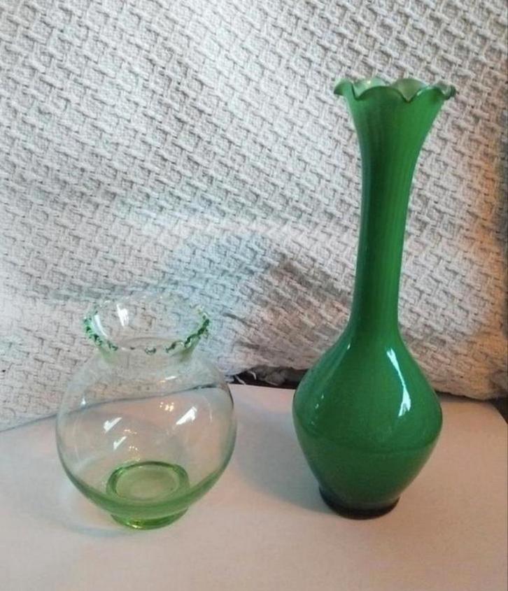 Vintage groen glazen vaasje., Antiek en Kunst, Antiek | Glas en Kristal, Ophalen of Verzenden