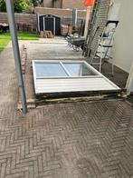 GRATIS groot kozijn met twee ramen dubbelglas, Doe-het-zelf en Verbouw, Glas en Ramen, Ophalen, Gevelraam of Ruit, Gebruikt, 160 cm of meer