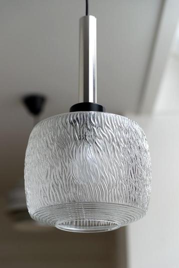 Prachtige sixties glazen hanglamp beschikbaar voor biedingen