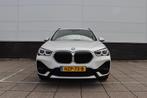 BMW X1 xDrive25e * PHEV * Sport Line * Trekhaak * Navigatie, Auto's, BMW, Gebruikt, Leder en Stof, Wit, Bedrijf