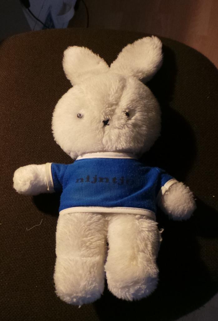 Verzamelen Vintage witte knuffel Nijntje blauw jasje + naam, Kinderen en Baby's, Speelgoed | Knuffels en Pluche, Zo goed als nieuw