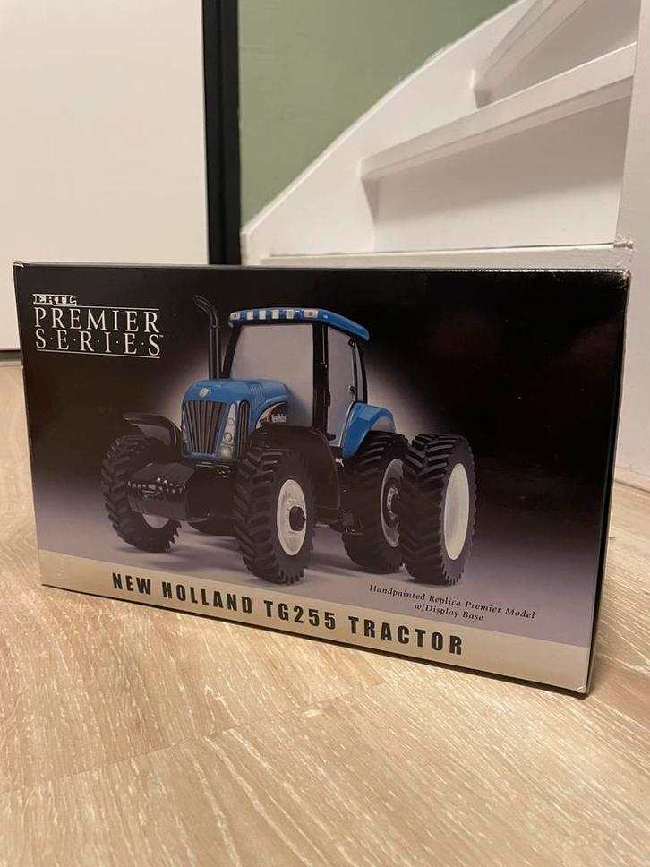 ERTL new holland handschilder model, Hobby en Vrije tijd, Modelauto's | 1:32, Zo goed als nieuw, Tractor of Landbouw, ERTL, Ophalen of Verzenden