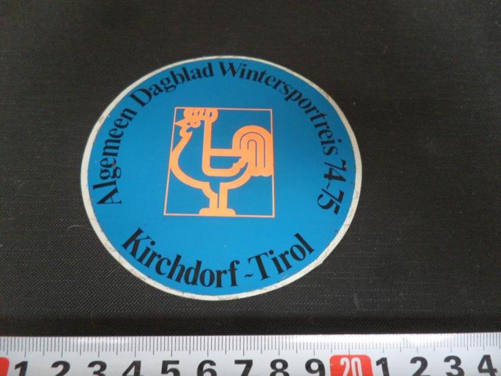 sticker  Algemeen Dagblad 74-75  Kirechdorf Tirol Oostenrijk, Verzamelen, Stickers, Zo goed als nieuw, Bedrijf of Vereniging, Ophalen