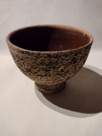 retro berkenbast ronde bloempot op voet H 12 cm beschikbaar voor biedingen