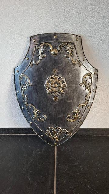 Prachtig schild messing gekleurde ornamenten ridder harnas beschikbaar voor biedingen