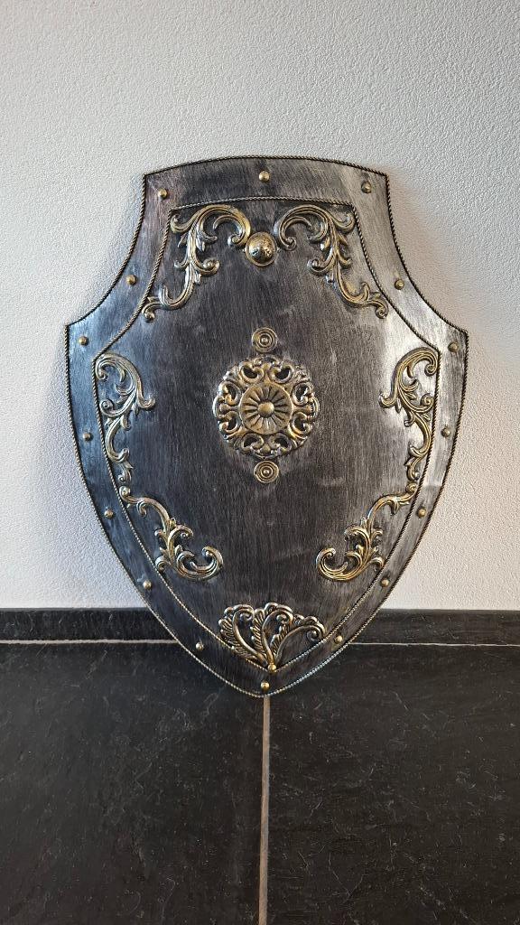 Prachtig schild messing gekleurde ornamenten ridder harnas, Verzamelen, Militaria | Algemeen, Landmacht, Embleem of Badge, Nederland
