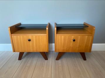Set van 2 vintage nachtkastjes met glasplaatje beschikbaar voor biedingen