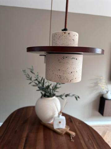 Twee Travertin Hanglampen - Zo Goed Als Nieuw! beschikbaar voor biedingen