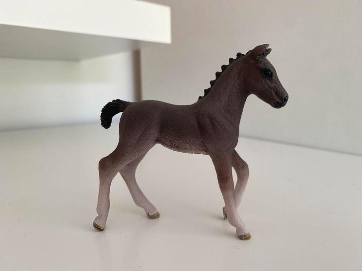 Schleich Hannoveraan veulen ~ 42370, Verzamelen, Dierenverzamelingen, Zo goed als nieuw, Beeldje of Figuurtje, Paard, Ophalen of Verzenden