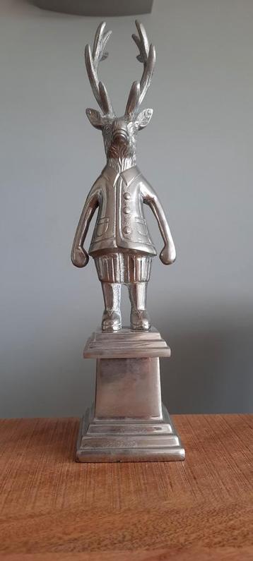 Decoratief aangekleed hert, stoer beeld.  beschikbaar voor biedingen