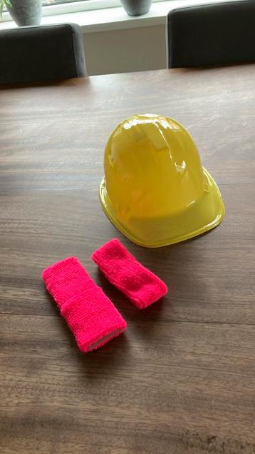 Foute outfit , zweetbandjes en plastic bouwhelm beschikbaar voor biedingen