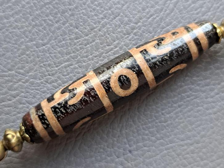 D94 Dzi - Tibetan old Agate Dharma Hat dzi, Antiek en Kunst, Kunst | Niet-Westerse kunst, Ophalen of Verzenden