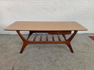 Tafel vintage design salontafel van Louis van Teeffelen Webe beschikbaar voor biedingen