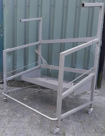 Metalen frame op wieltjes (voormalig brooddisplay). beschikbaar voor biedingen