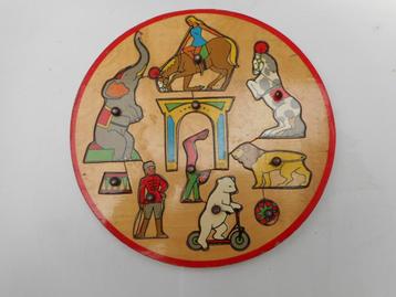 Mooie oude ronde puzzel. Hout. Thema: circus.     beschikbaar voor biedingen