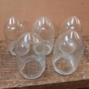 Ouderwetse puntglazen met kleine oneffeheid, stallamp.  beschikbaar voor biedingen