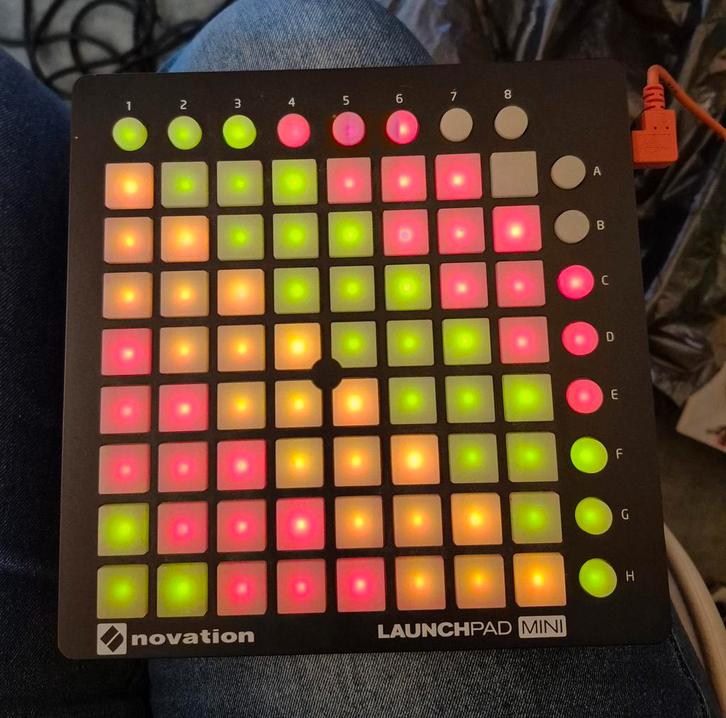 Novation Launchpad Mini - MIDI Controller, Muziek en Instrumenten, Midi-apparatuur, Zo goed als nieuw, Ophalen of Verzenden