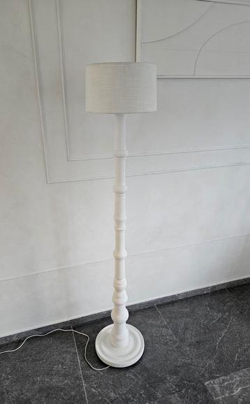Vloerlamp hout beschikbaar voor biedingen